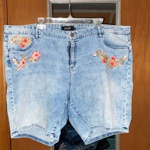 24W embroidered pocket Jean short